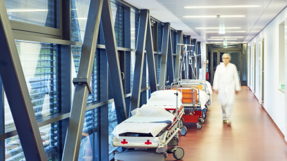 Flur in einem Krankenhaus Beitragsbild zur Pressemitteilung gegen die Streichung der Leistungsgruppe Infektiologie im Entwurf zum Gesetz zur Anpassung der Krankenhausreform (KHAG)